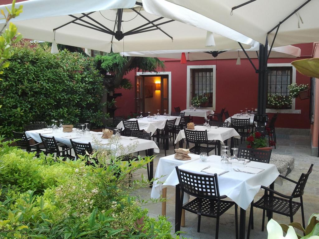 Albergo Croce D'Oro Dolcè Exteriör bild