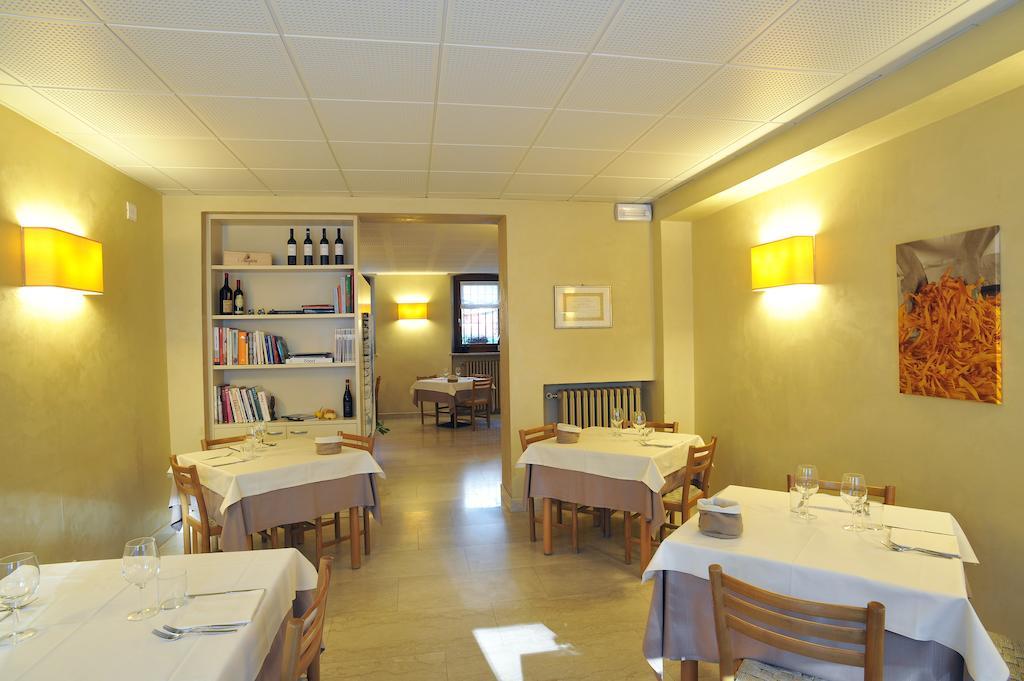 Albergo Croce D'Oro Dolcè Exteriör bild