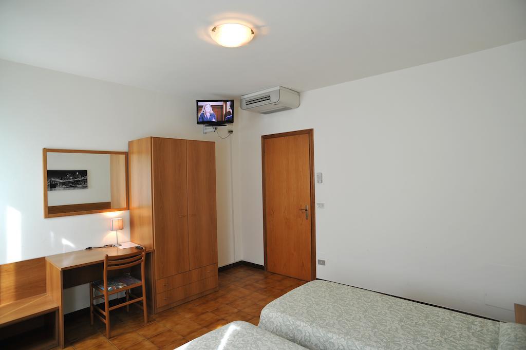 Albergo Croce D'Oro Dolcè Exteriör bild