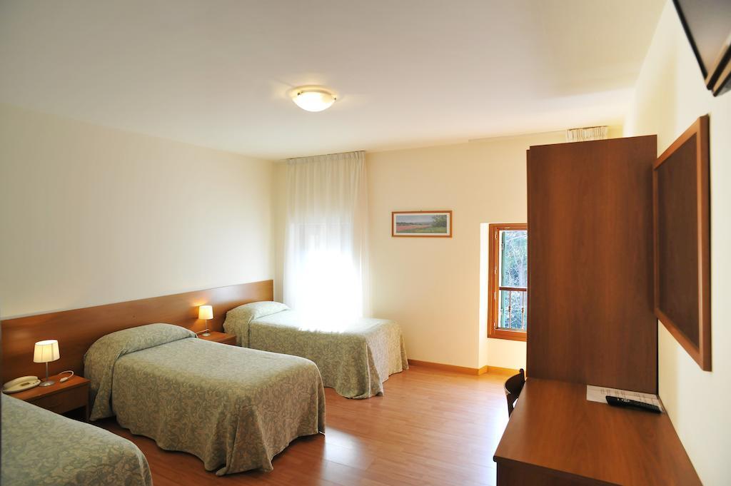 Albergo Croce D'Oro Dolcè Exteriör bild