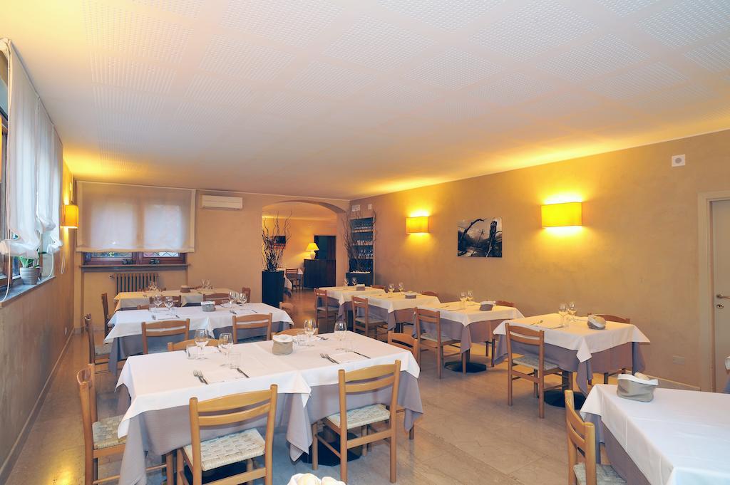 Albergo Croce D'Oro Dolcè Exteriör bild